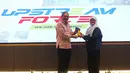Wakil Dekan Fakultas Teknik Universitas Indonesia bidang Pendidikan, Penelitian, dan Kemahasiswaan, Prof Yanuar (kiri) saling bertukar cenderamata dengan Pjs Corporate Secretary PT Pertamina Hulu Energi, Fitri Erika sesaat sebelum seminar Upstream Force We Are The Energy di Auditorium Lantai 2 Gedung Interdisciplinary Engineering Fakultas Teknik Universitas Indonesia (IDE FTUI), Depok, Jawa Barat, Selasa (4/11/2025). Program ini juga untuk mengedukasi mahasiswa tentang industri energi sekaligus merekrut bakat-bakat baru. (Liputan6.com/Helmi Fithriansyah)