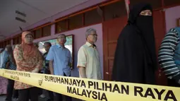 Warga Malaysia mengantre di tempat pemungutan suara untuk memilih perdana menteri, Kuala Lumpur, Rabu (9/5). Pemerintah menetapkan hari ini sebagai hari libur agar warganya bisa memenuhi tanggung jawab mereka sebagai pemilih. (AP Photo/Vincent Thian)