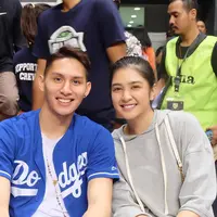 Mikha dan Daniel ketika menonton pertandingan basket bareng.