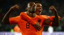 Gelandang Belanda, Georginio Wijnaldum, merayakan gol yang dicetaknya ke gawang Jerman pada laga Kualifikasi Piala Dunia 2022 di Hamburg, Jumat (6/9). Jerman kalah 2-4 dari Belanda. (AFP/Patrik Stollarz)