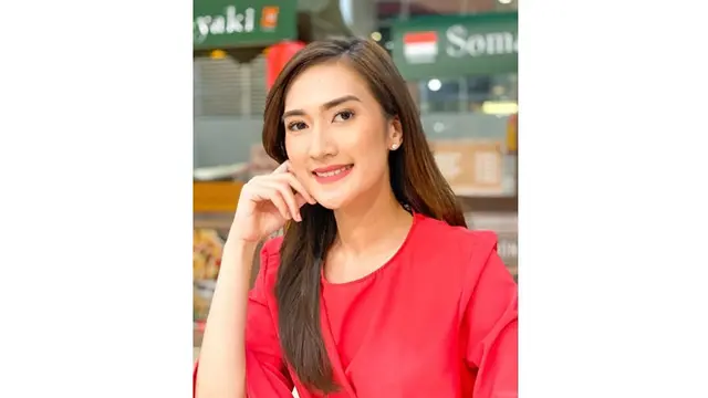 6 Potret Terbaru Amanda Nurani, Penjual Tahu Cantik Viral yang Kini Lulus S2