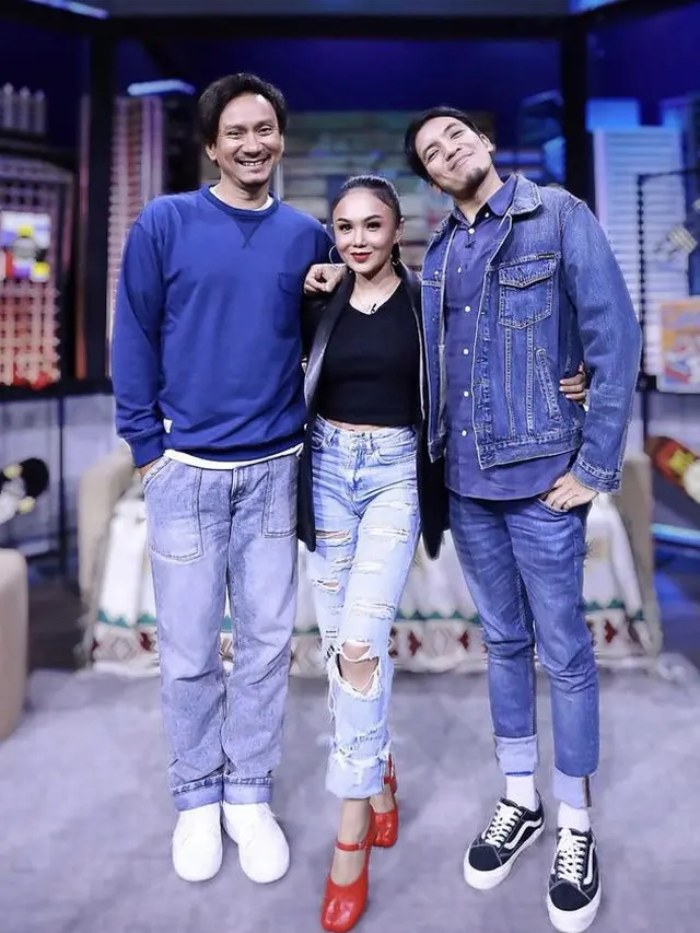 Tampilan Yuni Shara Kenakan Celana Robek-Robek dipadukan dengan item fashion yang membuat awet muda, credit: @yunishara36