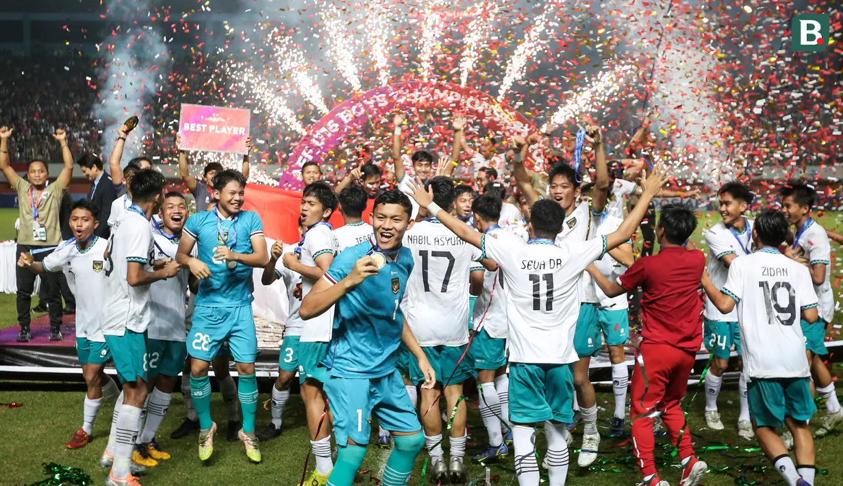 Kebahagiaan pun tidak dapat dibendung, sejumlah pemain Timnas Indonesia U-16 melakukan suka cita usai seremoni penyerahan trofi juara Piala AFF U-16 2022. (Bola.com/Bagaskara Lazuardi)