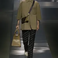 FENDI baru saja menggelar fashion show untuk memperkenalkan koleksi terbarunya untuk FENDI Men's Fall/Winter 2022-23 yang mengusung tema twenties yang klasik dan abadi, serta dirancang langsung oleh Silvia Venturini Fendi. Foto: Document/FENDI.