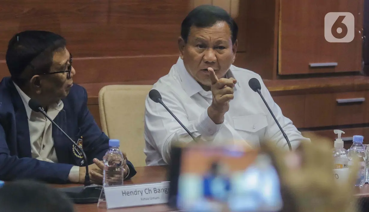 Calon presiden nomor urut 2 Prabowo Subianto (kanan) menyampaikan visi dan misi disaksikan Ketua PWI Hendry Ch Bangun (kiri) saat mengunjungi kantor PWI Pusat di Jakarta, Kamis (4/1/2024).  (Liputan6.com/Angga Yuniar)
