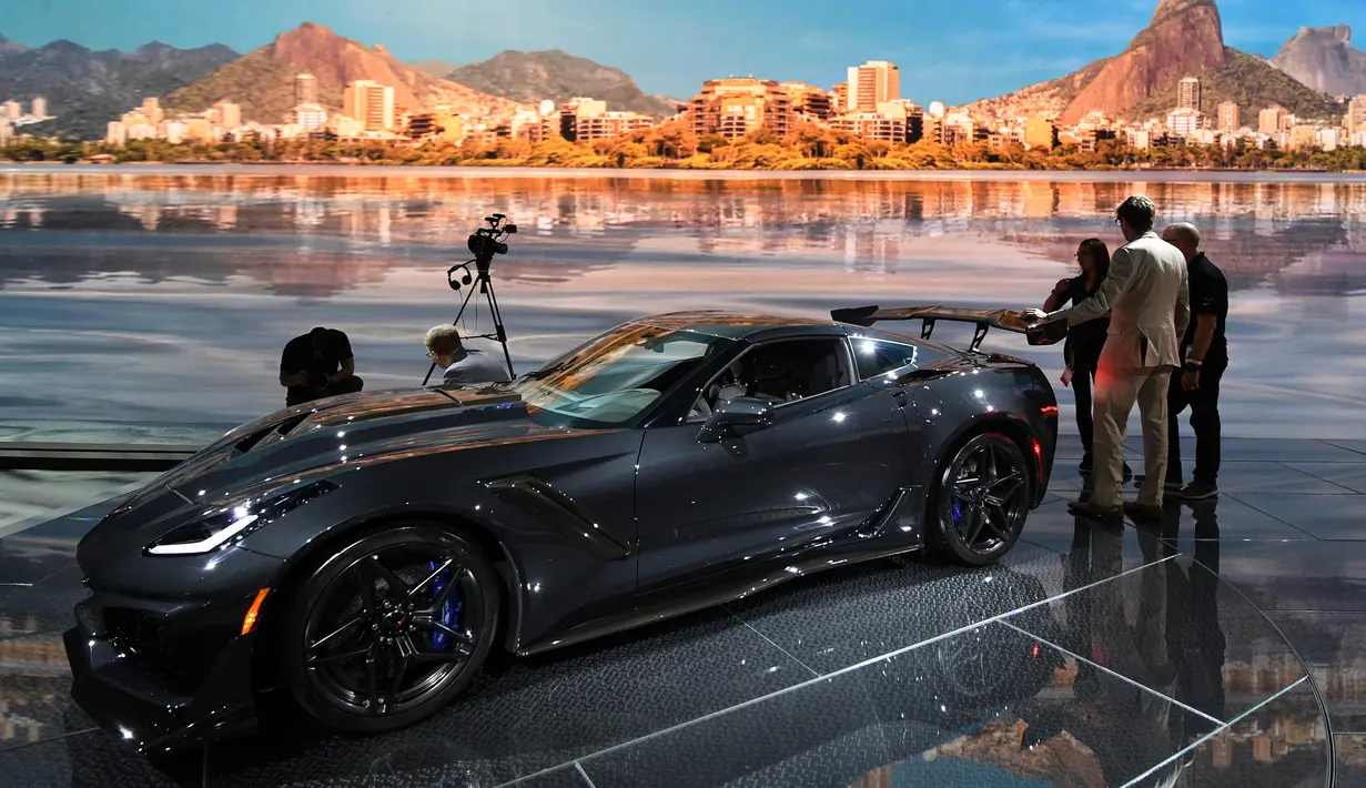 Tampilan luar dari mobil Chevrolet Corvette ZR1 yang dipamerkan di Los Angeles Auto Show 2017, Los Angeles, California (29/11). Chevrolet Corvette ZR1 2019 akan mulai dipasarkan pada musim semi tahun depan. (AFP Photo/Mark Ralston)