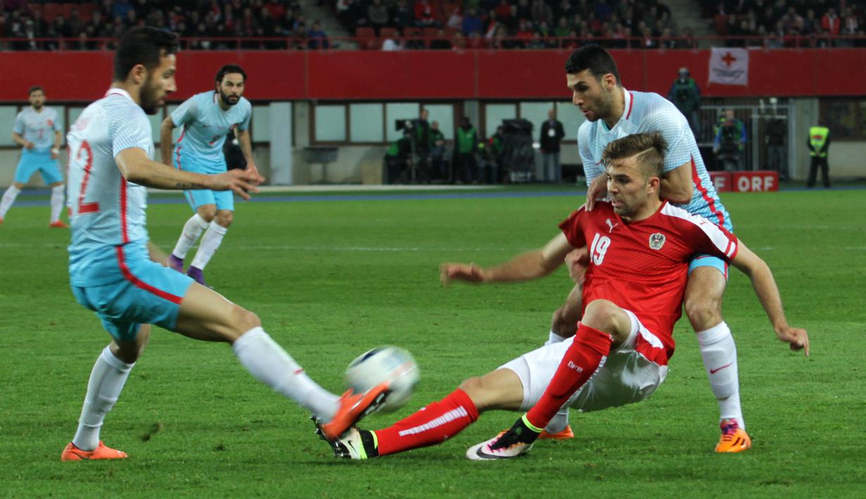 Striker Timnas Austria, Lukas Hinterseer (tengah), mendapat pengawalan ketat dari dua pemain bertahan Turki. (Bola.com/Reza Khomaini)