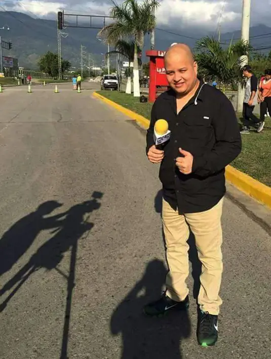 Jurnalis televisi Canal Hable Como Habla (HCH), Igor Padilla saat meliput peristiwa di Honduras. Penembakan diduga terkait dengan liputan Igor tentang isu kepolisian di kota tersebut. (AFP Photo/Ho)