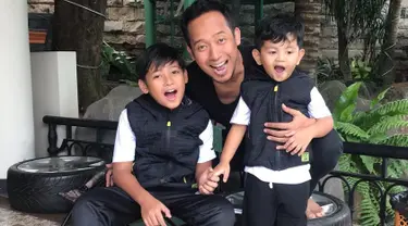 Denny Cagur awalnya memiliki seorang anak laki-laki tahun 2006, kemudian dirinya memutuskan untuk mengadopsi anak laki-laki pada tahun 2016. Anak adopsi Denny bernama Fadlikal Muhammad Arsha. (Liputan6.com/IG/@dennycagur)