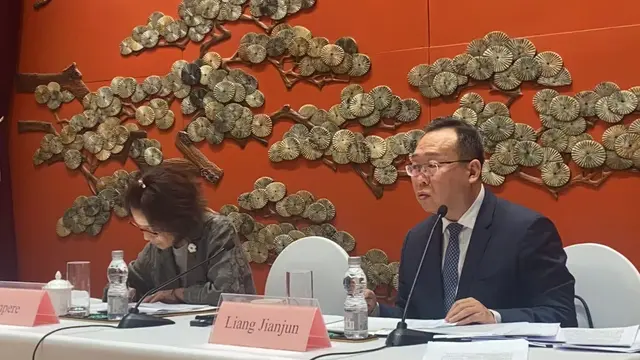 Wakil Direktur dari Departemen Urusan Asia, Kementerian Luar Negeri (Kemenlu) China, Liang Jianjun dalam acara Lin Jia 7 Salon di Beijing, Selasa, 20 Mei 2025. (Liputan6.com/Winda Nelfira)