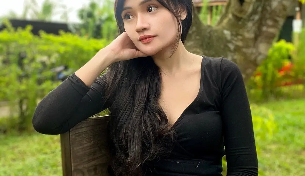 Kali ini, Fanny mengenakan v-neck top hitam dipadu bawahan batik berwarna hitam-putih. @fannysoegi.