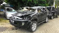 Fortuner bernomor polisi B 201 RFD menabrak pengendara motor di Km 15 Jalan Daan Mogot, Jakarta Barat. (Liputan6.com/Ahmad Romadoni)