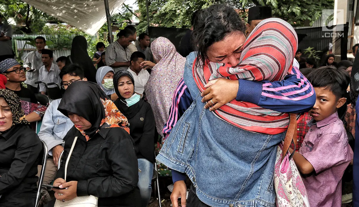 Sejumlah kerabat dan keluarga histeris sambut kedatangan jenazah kecelakaan Tanjakan Emen Kabupaten Subang di RSUD Tangsel, Ciputat, Minggu (11/2). Jenazah tiba untuk dimandikan dan disalatkan sebelum dibawa ke TPU. (Liputan6.com/Fery Pradolo)