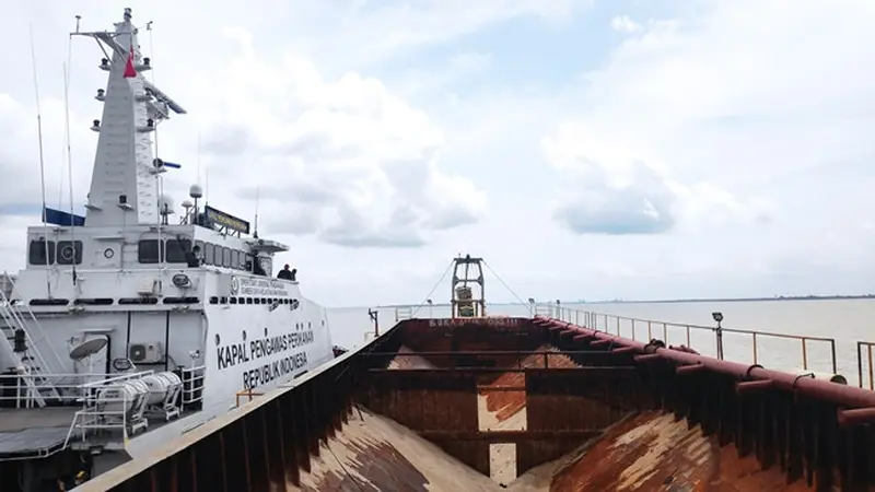 Kapal pengangkut penambangan pasir laut sewaan PT LMU yang akan membawa pasir dari Pulau Rupat.