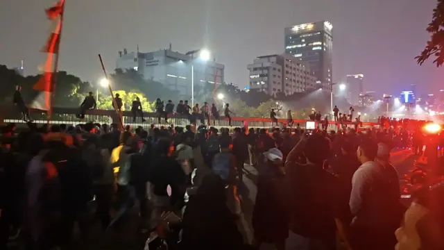 _Massa Aksi Masuk Jalan Tol, Mobil Diduga Milik Pejabat Dilempari Batu