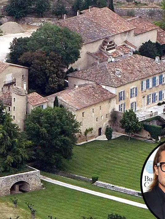 Chateu Miraval memiliki fasilitas lengkap di dalamnya, seperti danau, kolam renang, kebun zaitun, hutan, dan memiliki 35 kamar tidur. Selain  itu, studio rekaman dan helipad juga terdapat disana. (doc.People.com)