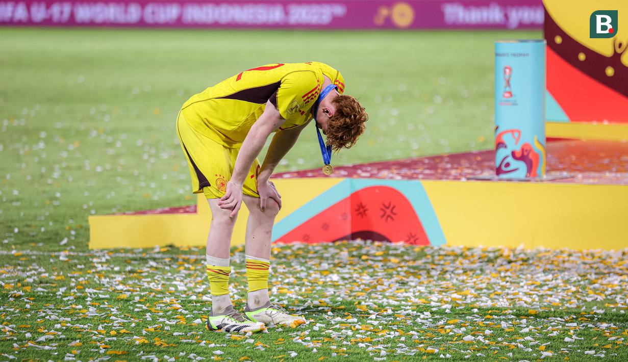 Kiper Timnas Jerman U-17, Kontantin Heide tertunduk haru dalam perayaan gelar juara Piala Dunia U-17 2023 setelah mengalahkan Timnas Prancis U-17 lewat adu penalti pada laga final Piala Dunia U-17 2023 di Stadion Manahan, Solo, Sabtu (2/12/2023). (Bola.com/Bagaskara Lazuardi)
