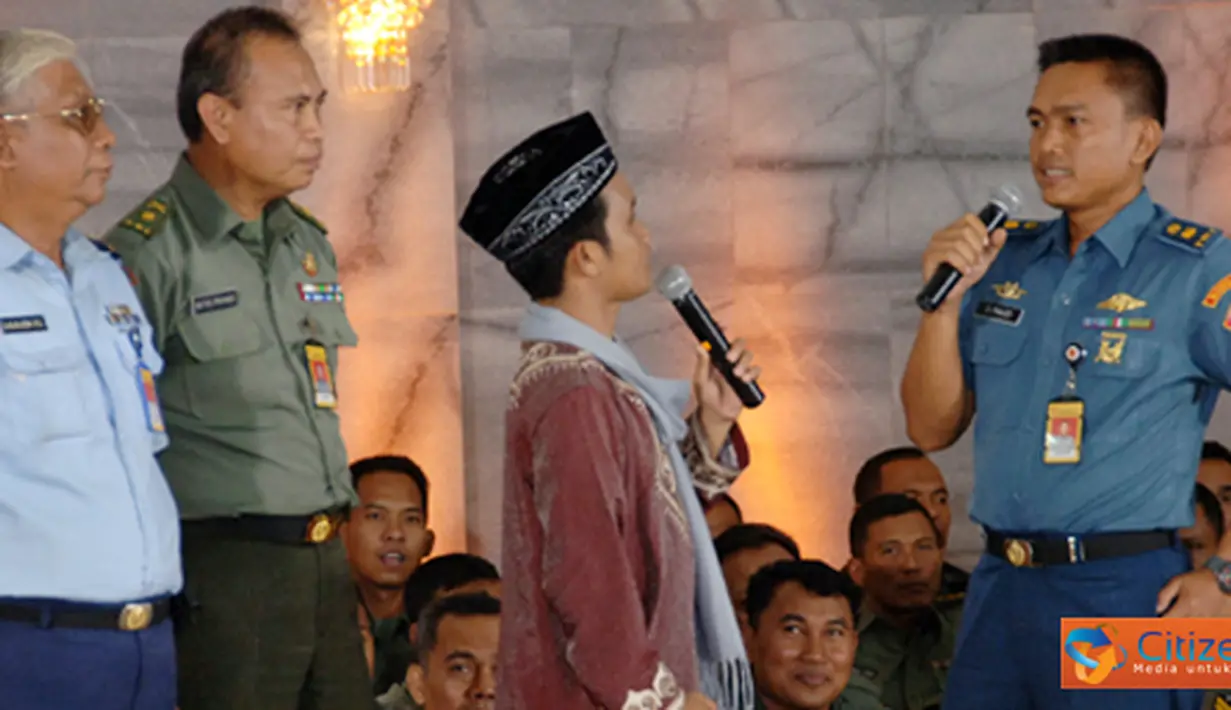 Citizen6, Cilangkap: Ceramah Agama Islam dengan penceramah Ustadz Muhammad Nur Maulana, mengambil tema  " Pahlawan Akhirat " bertempat di Masjid Sudirman Mabes TNI Cilangkap Jakarta, Rabu (21/3). (Pengirim: Badarudin Bakri)