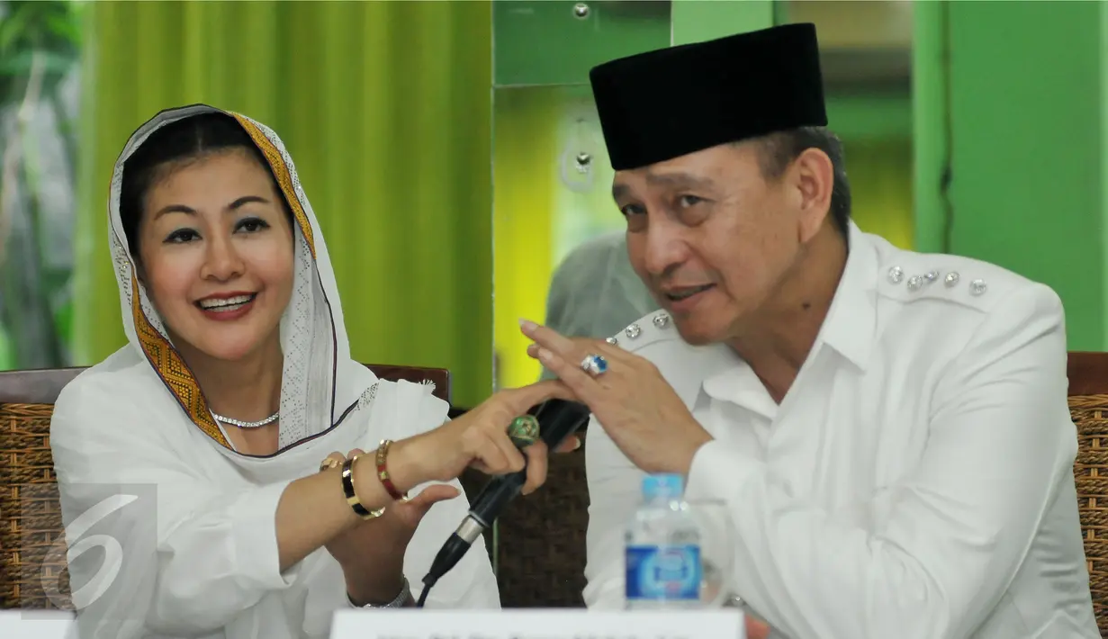 Bakal Calon Gubernur DKI, Hasnaeni Moein atau Wanita Emas bersama Irjen Benny Mokalu menggelar konferensi pers di Jakarta, Rabu (25/5). Wanita emas memperkenalkan Irjen Benny sebagai Bakal Calon Wakil Gubernur DKI Jakarta (Liputan6.com/Johan Tallo)