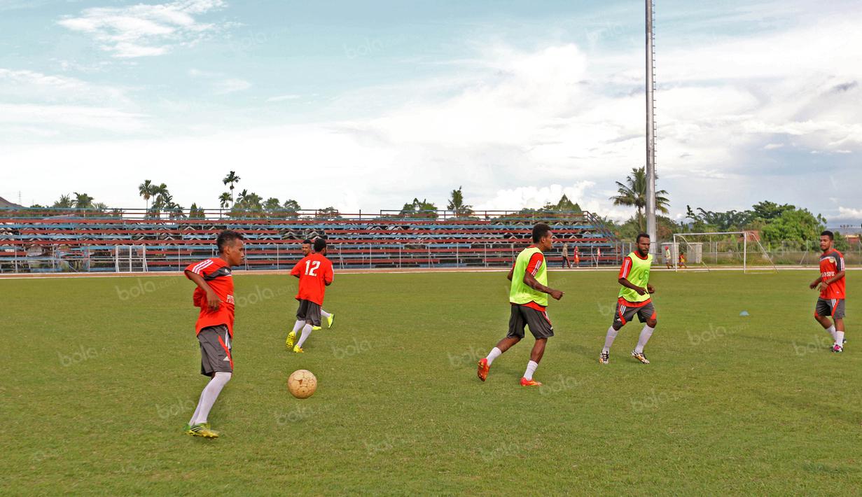 SSB Putra Pasifik sedang melakukan pemanasan di Lapangan Sepak bola Barnabas Youwe, Sentani, Jayapura, Minggu (01/05/2016). (Bola.com/Nicklas Hanoatubun)