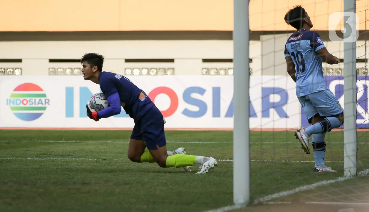 Kiper Persipura melakukan penyelamatan dalam laga pekan kedua BRI Liga 1 2021/2022 antara Persela Lamongan melawan Persipura Jayapura di Stadion Wibawa Mukti, Cikarang, Jumat (10/9/2021). Persela menang 1-0. (Bola.com/Bagaskara Lazuardi)