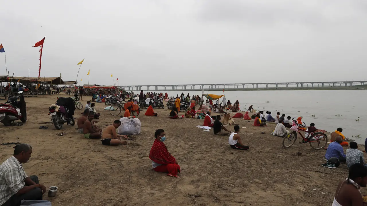 FOTO: Ritual Umat Hindu India Saat Gerhana Matahari