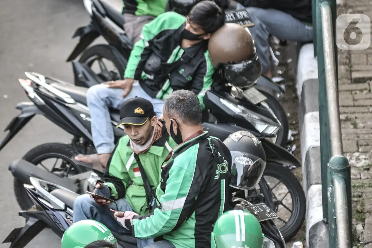 FOTO: Minim Pengawasan, Ojol Masih Berkerumun saat Menunggu Penumpang