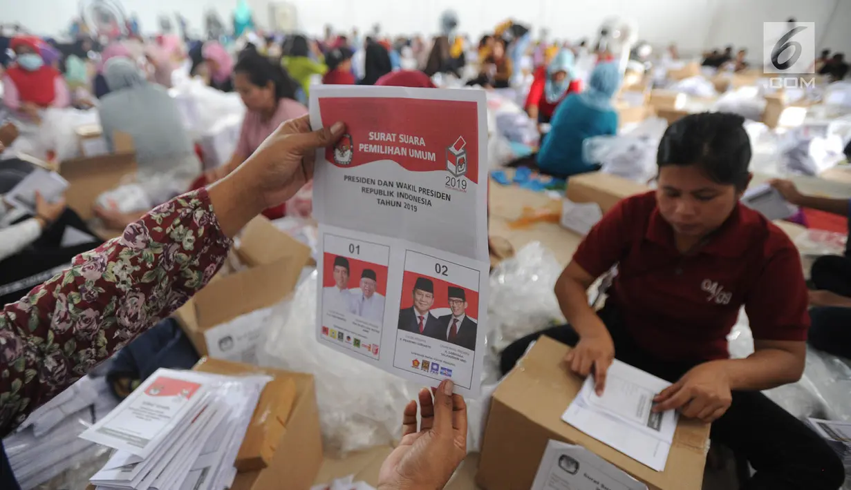 Relawan menunjukkan surat suara Pilpres 2019 yang dilipat di Gudang KPU, Cibinong, Bogor, Kamis (7/3). Jutaan kertas suara tersebut nantinya akan didistribusikan ke 40 kecamatan di wilayah Kabupaten Bogor. (merdeka.com/Arie Basuki)