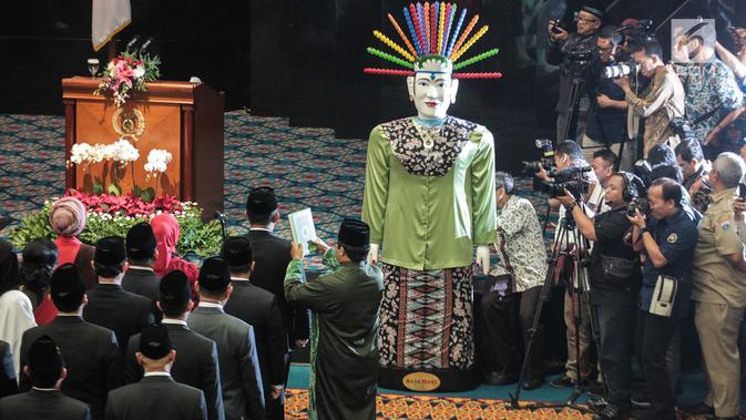 Anggota DPRD DKI Jakarta yang terpilih dalam Pemilu 2019 melakukan sumpah jabatan saat pelantikan di Gedung DPRD DKI Jakarta, Senin (26/8/2019). Sebanyak 106 anggota DPRD DKI Jakarta 2019-2024 resmi dikukuhkan oleh Plh Ketua Pengadilan Tinggi DKI Jakarta Syahrial Sidik. (Liputan6.com/Faizal Fanani)