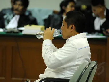 Anas Urbaningrum diberi waktu untuk minum disela-sela pembacaan nota pembelaan dirinya di Pengadilan Tipikor Jakarta, (18/9/2014). (Liputan6.com/Helmi Fithriansyah)