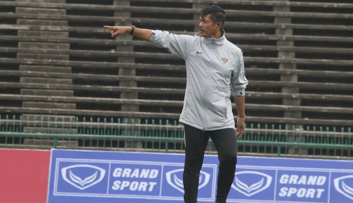 Pelatih Timnas Indonesia U-22, Indra Sjafri, saat latihan jelang laga final Piala AFF U-22 2019 di Olympic Stadium, Phnom Penh, Kamboja, Senin (25/2/2019). Indonesia akan melawan Thailand. (Bola.com/Zulfirdaus Harahap)