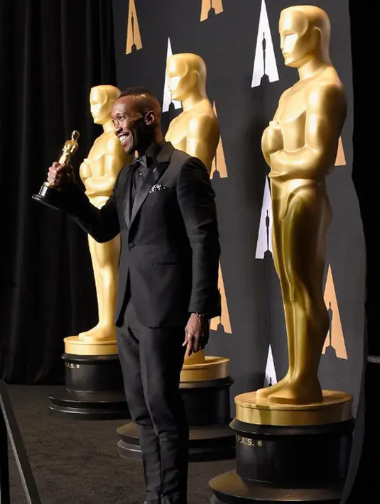 Berita soal kemenangan Mahersha Ali sebagai Best Actor sontak menjadi perhatian. Pasalnya Ali merupakan aktor muslim pertama yang berhasil memperoleh penghargaan Oscar di tahun 2017 ini. (AFP/Bintang.com)