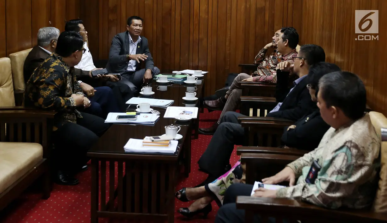 Pansus Hak Angket KPK, Agun Gunandjar dan Lembaga Perlindungan Saksi dan Korban (LPSK) dalam Rapat Dengar Pendapat (RDP) di Kompleks Parlemen, Jakarta, Senin (28/8). Pansus mendalami aturan perlindungan saksi yang dilakukan KPK. (Liputan6.com/Johan Tallo)