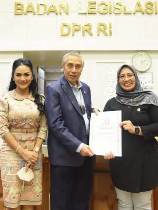 Krisdayanti menaruh harapan besar atas RUU Waspom yang menjadi perhatian wakil rakyat di Senayan Jakarta. Mengingat, kasus gagal ginjal akut pada anak telah menjadi isu nasional. “Semoga proses ikhtiar ini dapat berjalan lancar dan memberikan manfaat serta perlindungan yang memang layak bagi seluruh masyarakat Indonesia,” cetus bintang film Jatuh Cinta Lagi. (Foto: Dok. Instagram @krisdayantilemos)