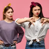 Dua orang perempuan mengerutkan keningnya dengan salah seorang mengacungkan jempol ke bawah (Foto Dok: Freepik/karlyukav).
