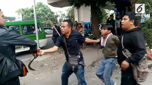Dua kubu pelajar di Bogor langsung tawuran saat hari pertama bersekolah.