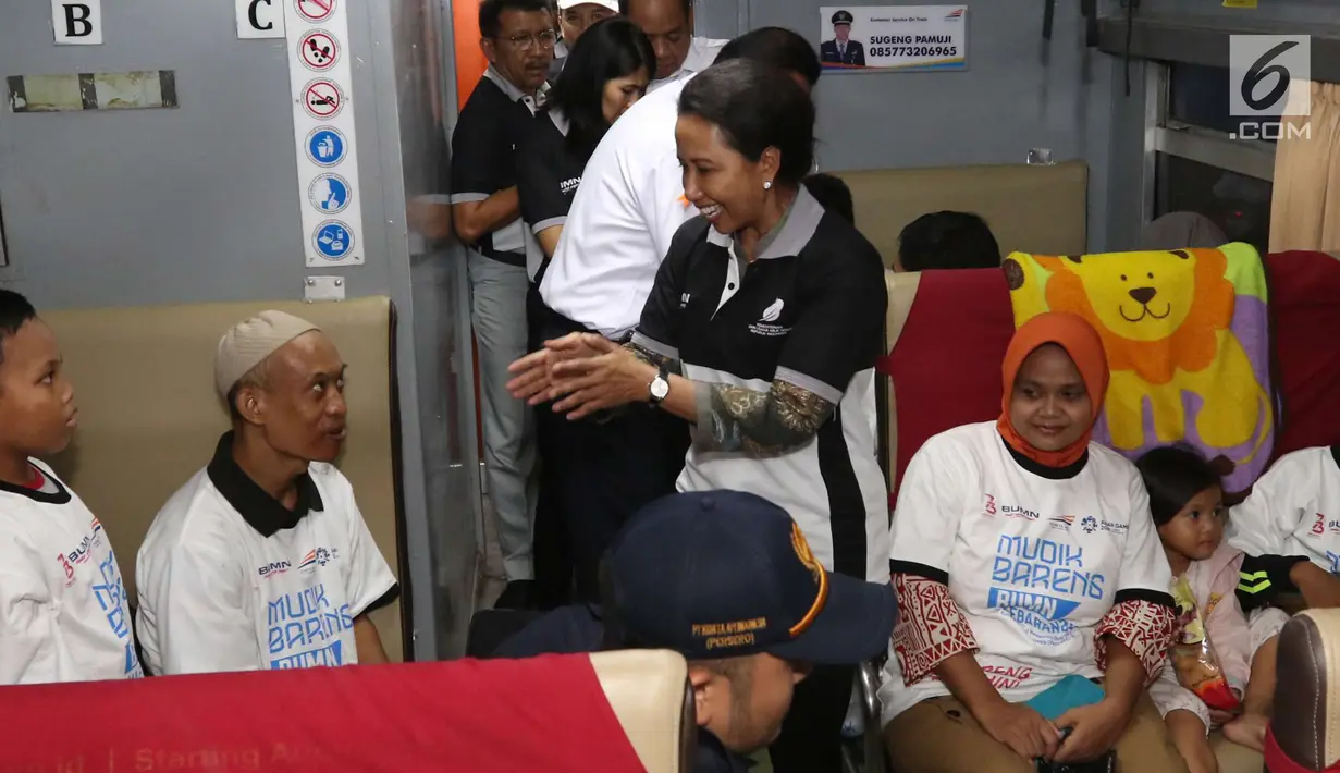 Menteri BUMN Rini Soemarno menyapa para pemudik gratis PT KAI di Stasiun Senen, Jakarta, Selasa (5/6). Peserta yang lolos verifikasi program mudik diberangkatkan dengan KA Brantas Lebaran dengan tujuan akhir Stasiun Blitar. (Liputan6.com/Angga Yuniar)