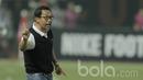 Pelatih Arema, Aji Santoso, memeberikan arahan kepada anak asuhnya saat melawan Persija pada laga lanjutan liga 1 Indonesia di Stadion Patriot, Bekasi, Jumat (02/06/2017). Persija menang 2-0. (Bola.com/M Iqbal Ichsan)