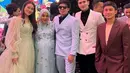 Saat berada di pesta Ashanty, Aaliyah tampil dengan gaun warna hijau lengan transparan. Aurel tampil dengan dress biru dengan aksen kupu-kupunya. [Instagram]