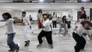 Kisah ini untuk menghidupkan lagi mimpi-mimpi melalui kisah Kugy dan Keenan, dua jiwa muda yang sama-sama lahir dengan darah seni. Tampak dalam foto, pelakon musikal Perahu Kertas berakting pada sesi latihan di Ciputra Artpreneur, Jakarta, Kamis (15/1/2026). (KapanLagi.com/Budy Santoso)