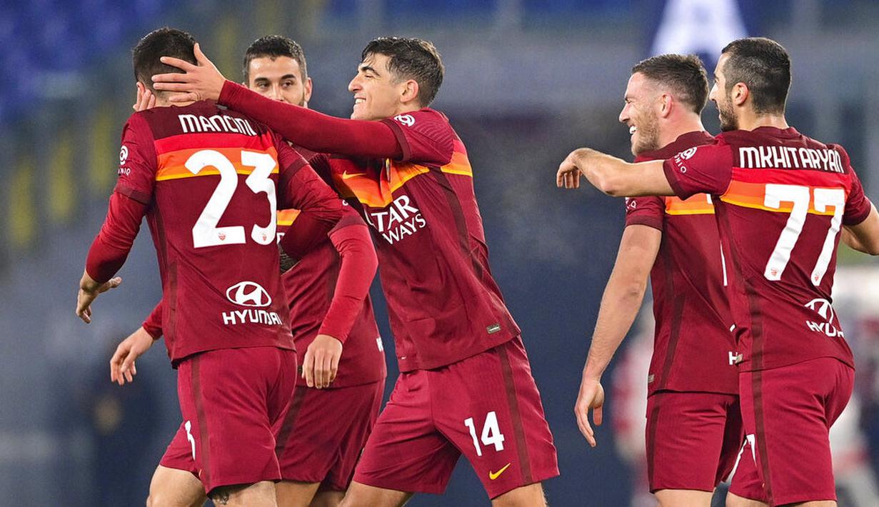 Para pemain AS Roma merayakan gol yang dicetak oleh Gianluca Mancini ke gawang Verona pada laga Liga Italia di Stadion Olimpico, Roma, Minggu (31/1/2021). AS Roma menang dengan skor 3-1. (Fabio Rossi/LaPresse via AP)