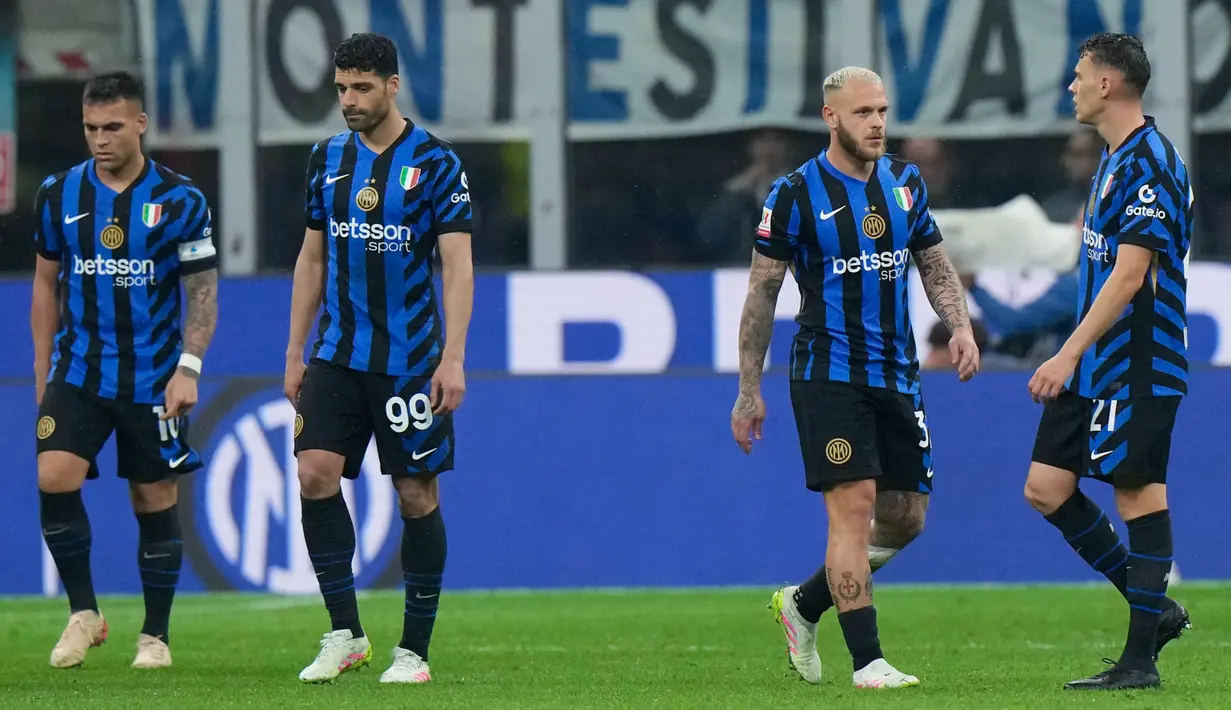 Pemain Inter Milan tampak lesu setelah menelan kekalahan dari AC Milan dalam laga leg kedua semifinal Coppa Italia di Stadion Giuseppe Meazza, Kamis (24/4/2025) dini hari WIB. (AP Photo/Luca Bruno)