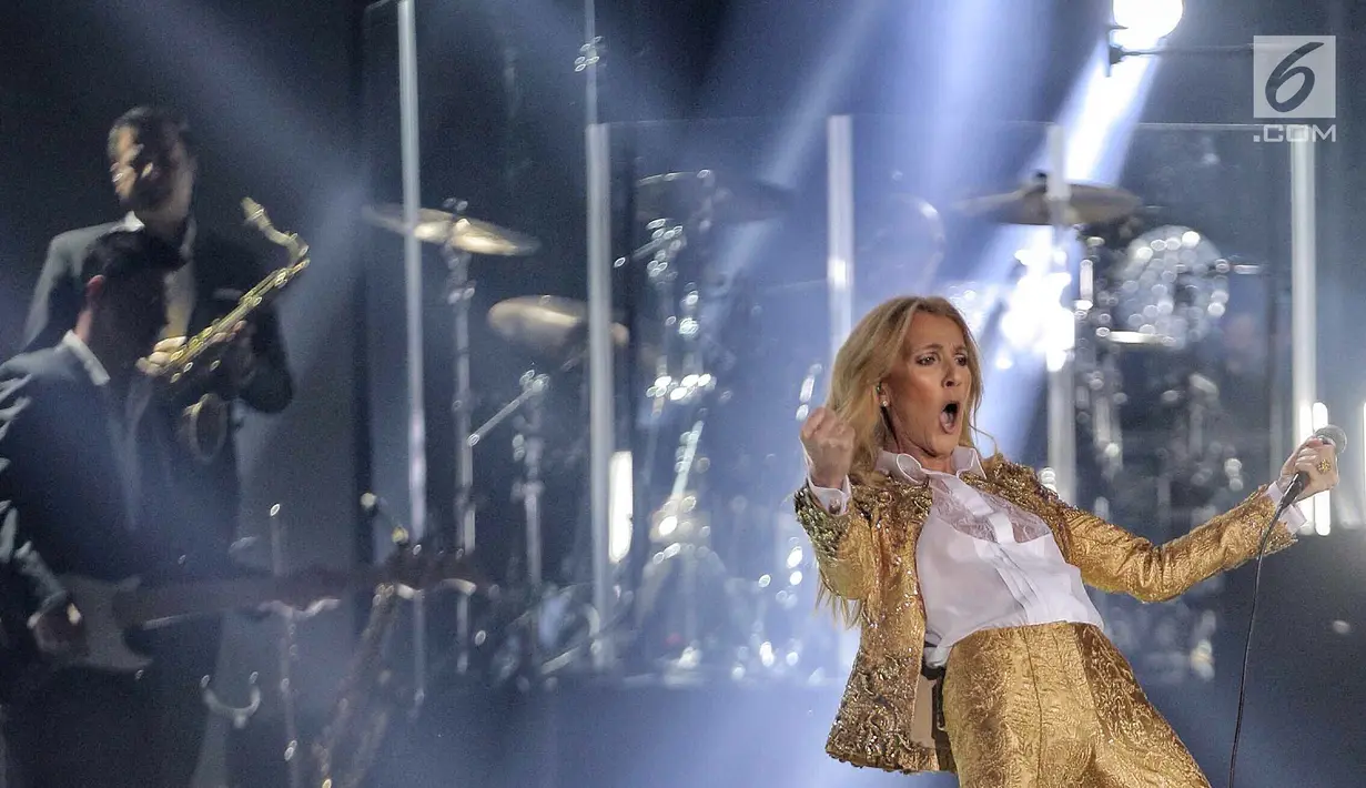 Penyanyi Celine Dion menghibur penonton saat konser tunggal di Sentul, Bogor, Sabtu (7/7). Penyanyi kelahiran Kanada ini membuka konser dengan lagu "The Power of Love". (Liputan6.com/Faizal Fanani)