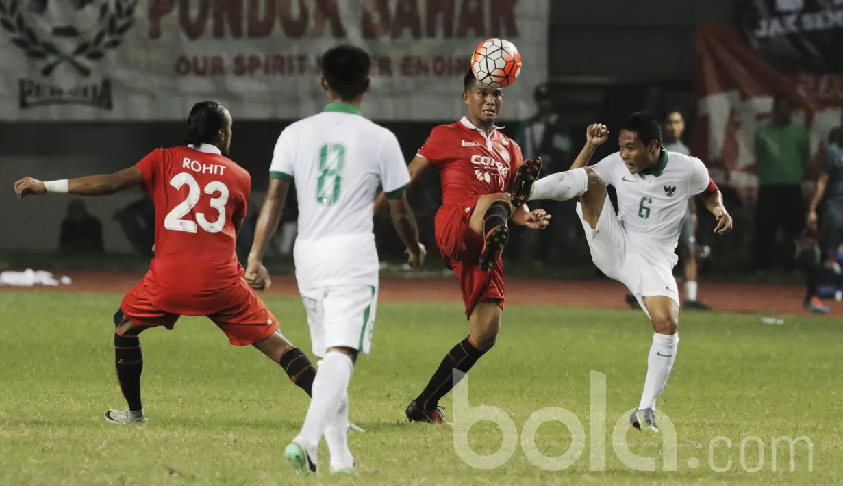 Gelandang Timnas Indonesia U-22, Evan Dimas, berebut bola dengan gelandang Persija, Sandi Sute. Meski hanya uji coba kedua tim tetap bermain serius dan saling jual beli serangan selama 90 menit. (Bola/ M Iqbal Ichsan)