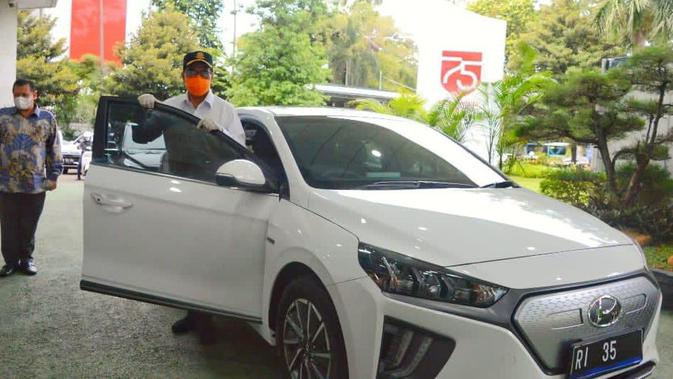 Menteri Perhubungan (Menhub) Budi Karya Sumadi menjajal langsung dengan mengendarai mobil listrik berwarna putih bernomor polisi RI 35. (Dok Kemenhub)