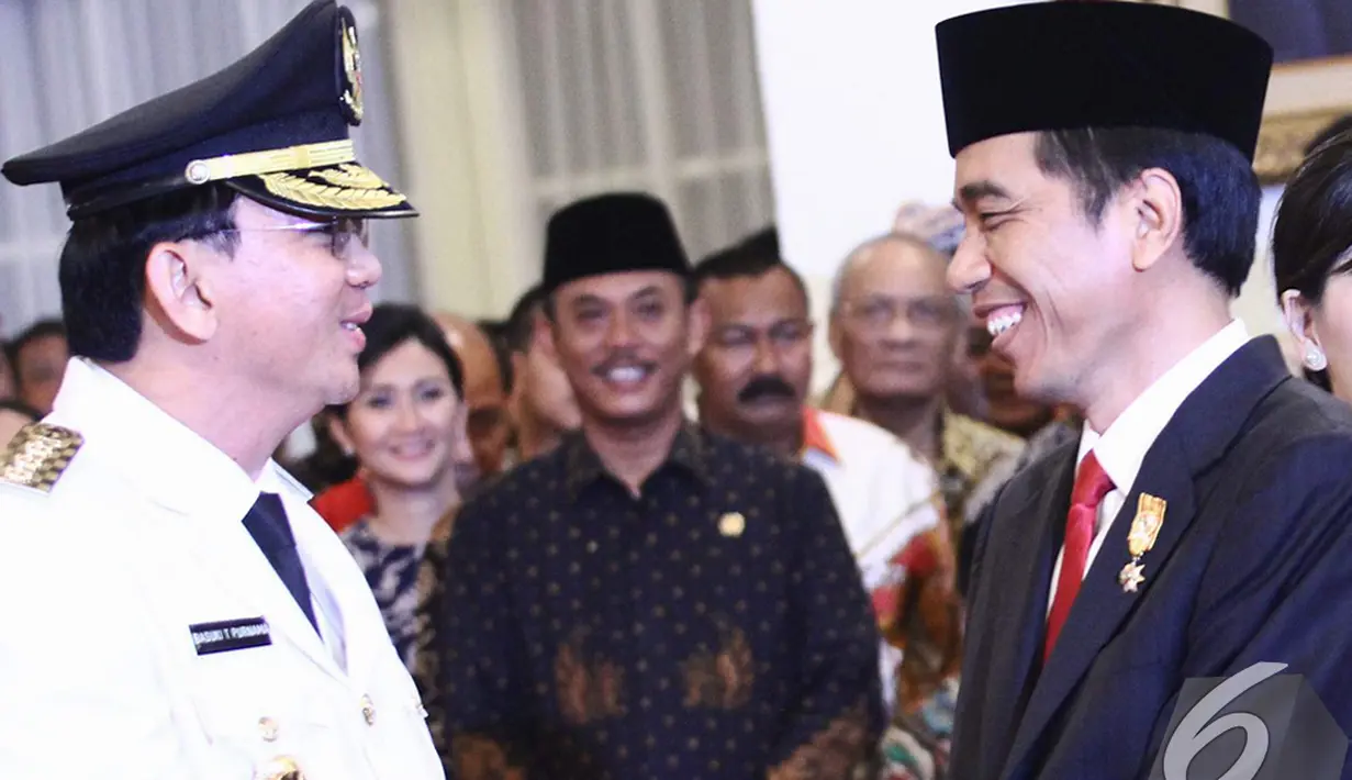 Basuki resmi dilantik sebagai Gubernur DKI Jakarta oleh Presiden Joko Widodo pada 19 November 2014 di Istana Negara (Liputan6.com/Faizal Fanani)