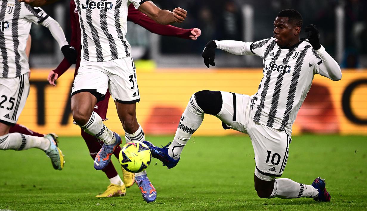 Pemain Juventus, Paul Pogba berusaha mengontrol bola pada laga lanjutan Liga Italia 2022/2023 melawan Torino yang berlangsung di Allianz Stadium, 28 Februari 2023. (AFP/Marco Bertorello)