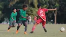Pemain Timnas Indonesia U-16, Hamsa Lestaluhu (kiri) berebut bola dengan pemain Top Skor U-16  pada laga uji coba di Lapangan Atang Sutresna, Cijantung, Kamis (10/5/2018). Tim Top Skor U-16 menang 2-0 atas Timnas Indonesia U-16. (Bola.com/Nick Hanoatubun)