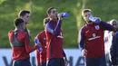 Para pemain timnas Inggris usai menjalani latihan persiapan melawan Malta di St George's Park,  Burton-upon-Trent, (4/10/2016). AFP/Paul Ellis)