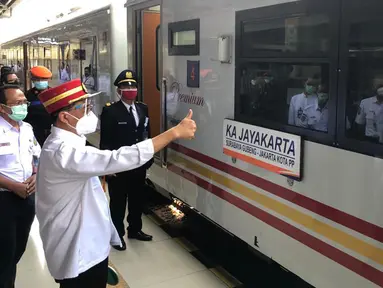 Menteri Perhubungan Budi Karya Sumadi melepas KA Jayakarta di Stasiun Pasar Senen, Jakarta, Kamis (19/10/2020). Budi meninjau Stasiun Pasar Senen untuk memastikan masalah keselamatan maupun penerapan protokol kesehatan saat libur panjang berlangsung dengan baik. (Dok: Kemenhub)
